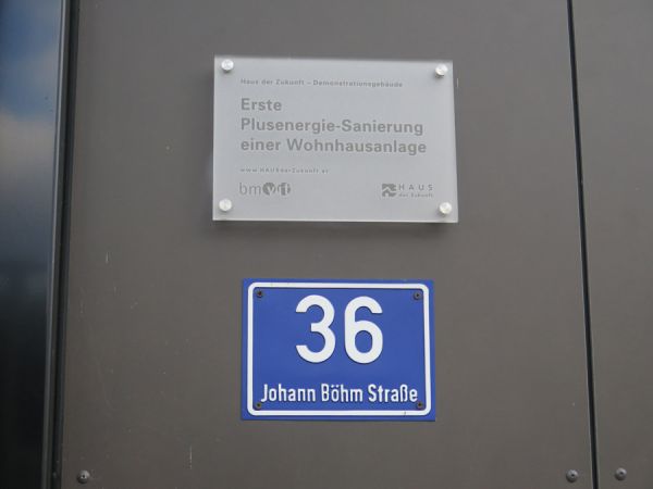„Haus der Zukunft“-Plakette in der Wohnhausanlage Johann-Böhm-Straße