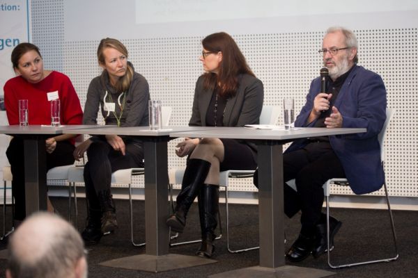 Podiumsdiskussion: Maja Zuvela-Aloise (ZAMG), Vera Enzi, Susanne Formanek (Innovationslabor GrünStattGrau), Theodor Zillner (BMVIT). 