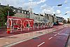 Stadtmöblierung zur Aufwertung des öffentlichen Raums in benachteiligten Stadtteilen, hier am Beispiel des Platzes Superkilen im Kopenhagener Stadtteil N&oslash;rrebro. (Quelle: Martin Grabner)