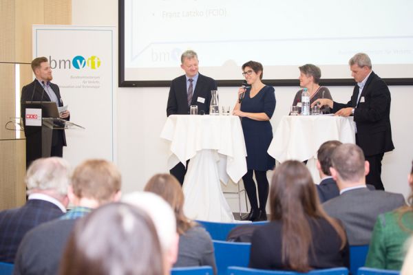 Podiumsdiskussion: René Albert (BMVIT), Franz Latzko (FCIO), Karin Fackler (Lenzing AG), Erika Ganglberger (ÖGUT), Christoph Herwig (TU Wien). 