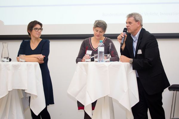 Podiumsdiskussion: Karin Fackler (Lenzing AG), Erika Ganglberger (ÖGUT), Christoph Herwig (TU Wien). 