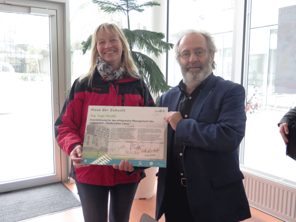 Theodor Zillner, bmvit, übergibt die Urkunde zur Auszeichnung als Leitprojektmanagerin an Inge Straßl vom SIR
