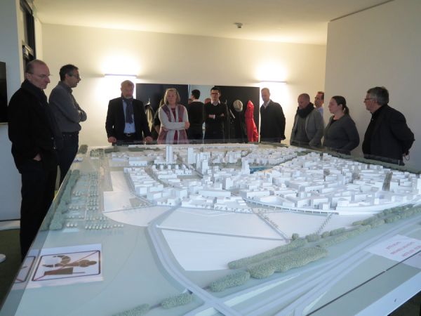 Die Ständige Jury und die VertreterInnen von „Haus der Zukunft“ zu Gast beim städtebaulichen Modell der Seestadt Aspern in den Räumlichkeiten der ASCR