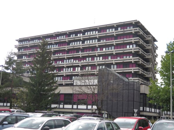 Ein unsaniertes Gebäude der Uni Innsbruck in gleicher Bauweise