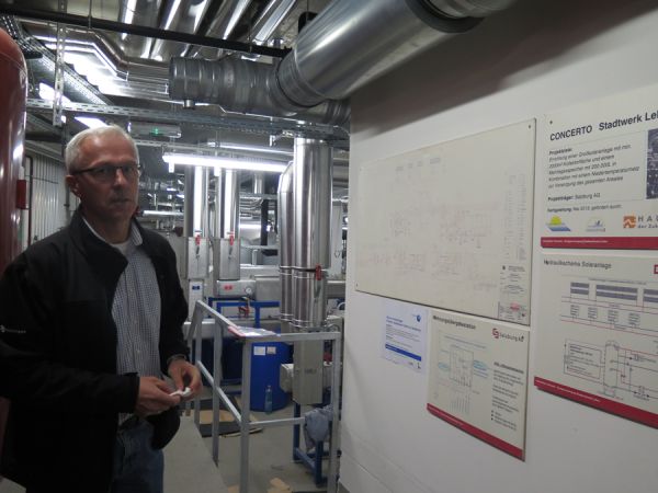 Michael Klinger von der Salzburg AG präsentierte das technische Konzept des Stadtwerk Lehen mit Solaranlage und Wärmepumpe