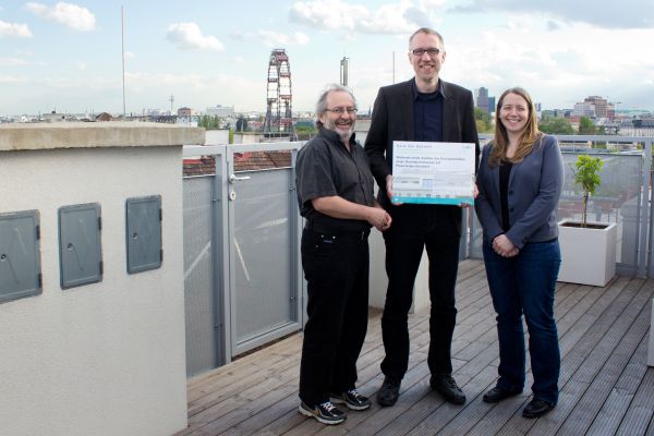 Überreichung der "Haus der Zukunft"-Urkunde für den Dachbodenausbau Ybbsstraße an Projektleiter Helmut Schöberl durch Theodor Zillner und Isabella Zwerger. 