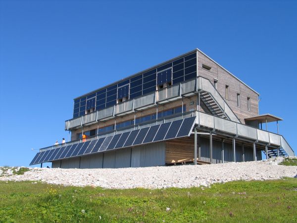 Front mit zahlreichen Solarzellen des Schiestlhauses