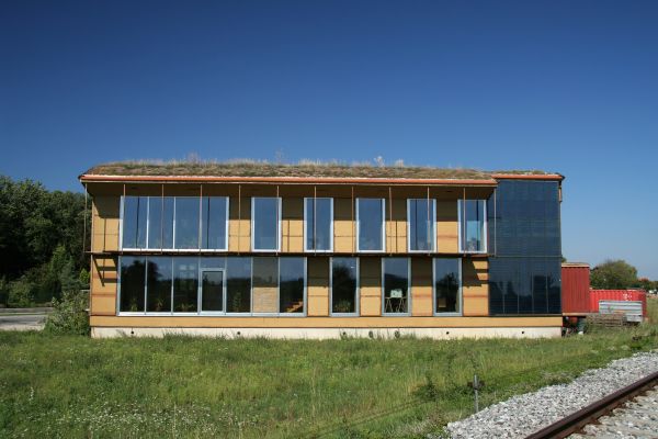 Fensterreiches Lehm-Passivbürohaus