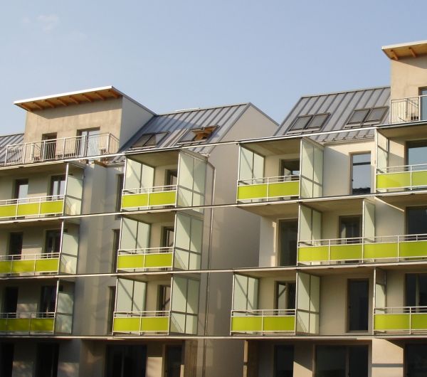 Passivhäuser Utendorfgasse mit Giebeldach und Balkonen in jedem der 3 oberen Stockwerke