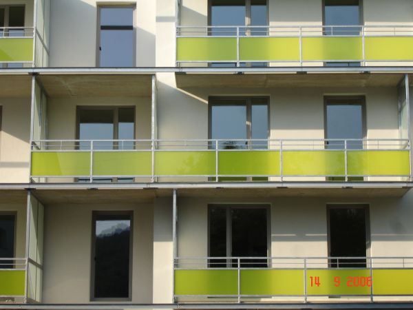 Balkone mit gelben Begrenzungen eines Passivhauses