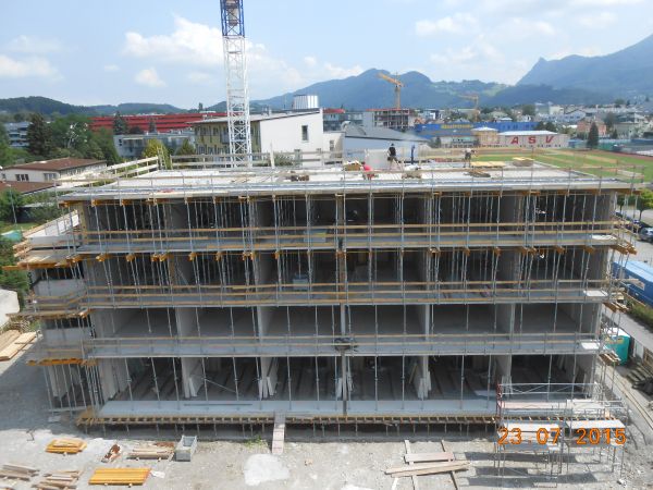 Das Foto zeigt die Baustelle im Juli 2015, Fassade zur Salzach