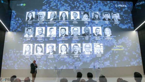 Abbildung der 24 Teammitglieder auf der Leinwand des Ars Electronica Centers