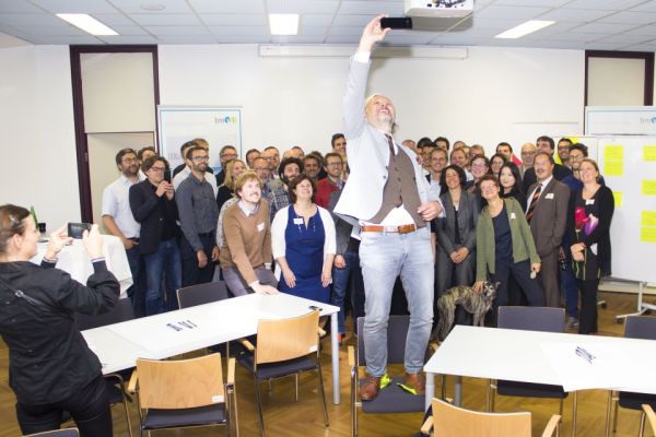 Selfie: Helmut Jungwirt und die TeilnehmerInnen des IEA Vernetzungstreffens. 