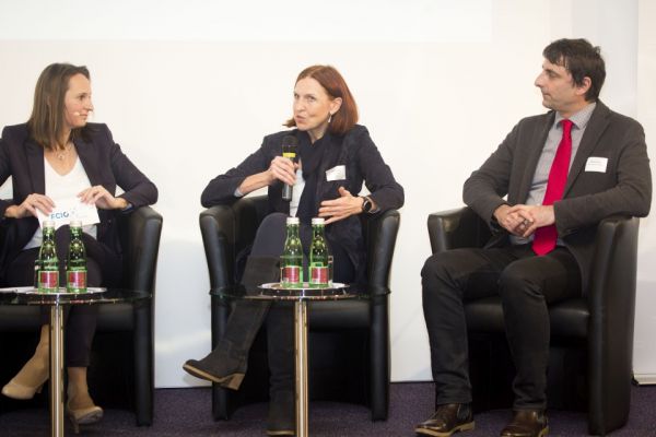 Podiumsdiskussion: Sylvia Hofinger (FCIO), Hedda Weber (Sappi Europe), Michael Mandl (TBW RESEARCH GESMBH). 