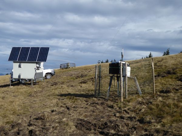 LIDAR im Betrieb mit einer Inselstromversorgung bestehend aus Photovoltaik, Brennstoffzelle und Batteriespeicher. (IEA Wind Task 32, 2016-2019)