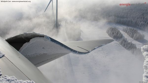Ansicht eines Rotorblatts mit leichten Schnee- und Eisanlagerungen im winterlichem Umfeld.