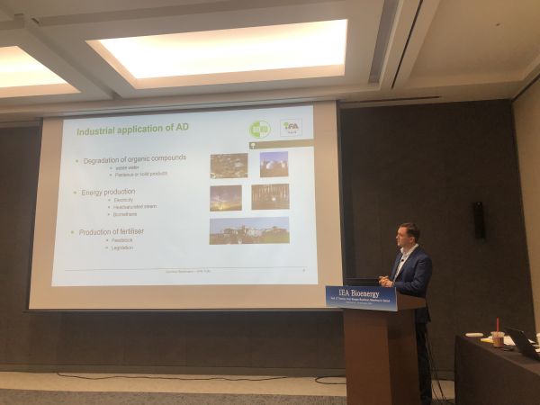 Günther Bochmann präsentiert über die industrielle Applikation der Biogastechnologie auf der Konferenz in Seoul