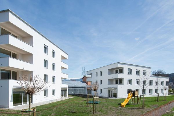 In Innsbruck wurde zwischen 2013 und 2015 eine kleine aus 2 Bau-körpern bestehende Wohnanlage mit Mietwohnungen samt Tiefgarage errichtet. Das Besondere an diesem Bauwerk ist, dass das Passivhauskonzept weiter entwickelt wurde und die gesamte Energie für Heizung und Warmwasser selbst produziert wird. Energiebezugsfläche nach PHPP: 1930 m² Anzahl Wohn- / Nutzeinheiten: 26 Heizwärmebedarf: 14,3 kWh/(m²a) berechnet nach PHPP Architektur: architekt vogl-fernheim ZT-GmbH