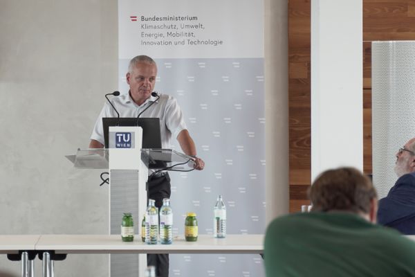 Wolfgang Amann hält einen Vortrag hinter einem Stehpult