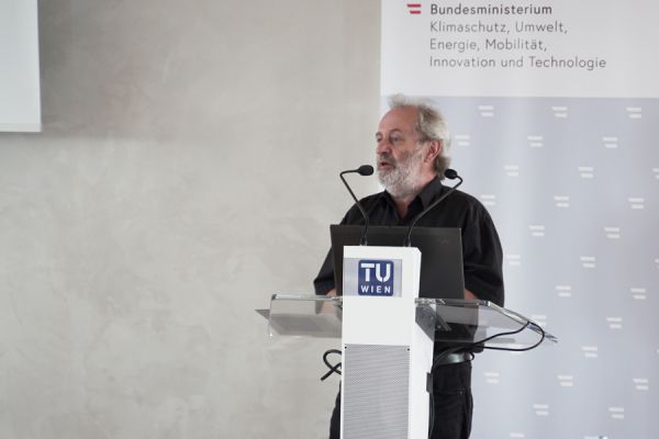 Theodor Zillner hält einen Vortrag hinter einem Stehpult