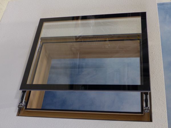 Hierbei handelt es sich um ein Fenster, welches in einer Ganzglasoptik erscheint (je nach Einbausituation jeweils von außen oder innen). Die Öffnungsart ist dabei zunächst ein Abstellen und darauffolgend ein Verschieben zur Seite vor die Außenwand. Das Fenster besitzt im geschlossenen Zustand keine sichtbaren Schiebe- bzw. Führungsschienen. Der Fensterstock bildet die innere Fensterleibung mit integrierten Bedienschalter. Durch Ansteuerung von vier Abstellantrieben wird das Fenster 4-seitig 100 mm parallel abgestellt (Lüftungsfunktion) und befindet sich  somit vor der Wand.