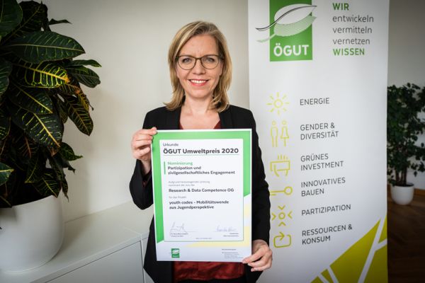 Bundesministerin Leonore Gewessler (BMK) gratuliert. Foto: © BMK / Cajetan Perwein