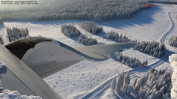 Ansicht eines Rotorblatts mit leichten Schnee- und Eisanlagerungen im winterlichem Umfeld.