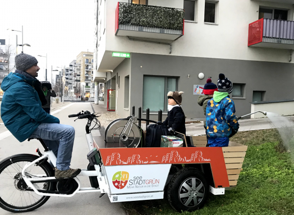 Die Innovation eines Seestädter Bürgers wurde erfolgreich geplant, finanziert und umgesetzt: ein solarbetriebenes E-Dreirad zum Giessen der urban gardening Pflanzen in der essbaren Seestadt.