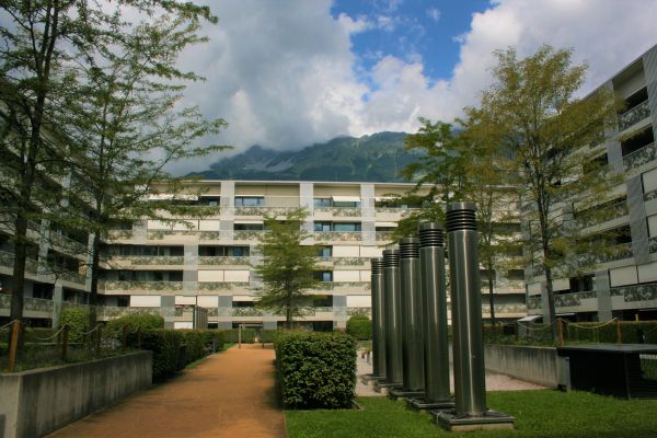 Das Foto zeigt den Innenhof der Passivhauswohnanlage in Innsbruck mit den Ansaugöffnungen für die kontrollierte Wohnraumlüftung.