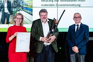 Preisträger der Kategorie Kreislaufwirtschaft & Ressourceneffizienz: FBM Leonore Gewessler, Thomas Pfeiffer und Juryvorsitzender Gerald Götz