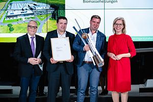 Preisträger der Kategorie Umwelt & Klima: Juryvorsitzender Günther Brauner, Anton Hargassner, Markus Hargassner und FBM Leonore Gewessler
