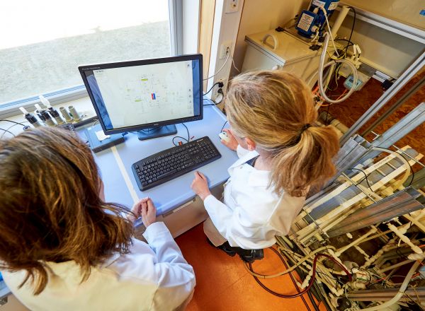 Die Membrandestillationsanlage im Labor von AEE INTEC in Gleisdorf bietet die Möglichkeit unterscheidliche Arten und Größen von Membranmodulen unter variierten Bedingungen zu testen.