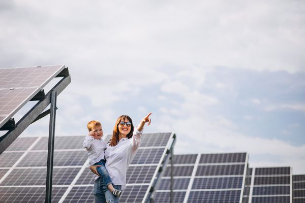 Frau mit Sohn in Photovoltaikpark