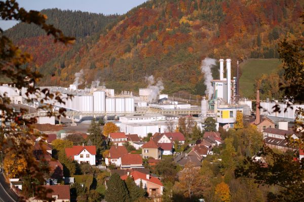 Auf dem Gelände der Papierfabrik hat im März 2022 ein Reststoffkraftwerk wieder den Betrieb aufgenommen. Das Kraftwerk ist eine Wirbelschichtanlage, mit der Norske Skog den CO2-Ausstoß um bis zu 150.000 Tonnen pro Jahr verringert.