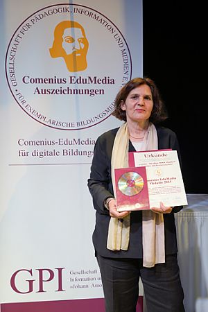 Katharina Zwiauer nimmt den Preis entgegen.