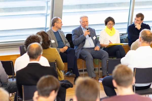 Fishbowl-Diskussion: Andreas Dorda (BMK), Andreas Demmer (Zentralverband Spedition & Logistik), Ruth Picker (Moderatorin), Hannes Kern (IRIS)