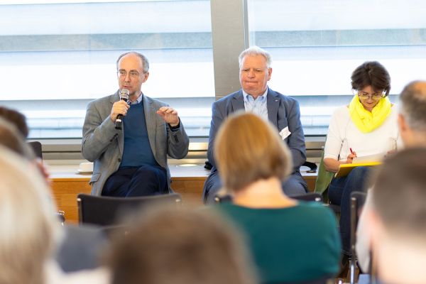Fishbowl-Diskussion: Andreas Dorda (BMK), Andreas Demmer (Zentralverband Spedition & Logistik), Ruth Picker (Moderatorin)