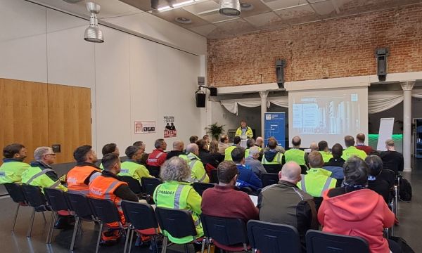 Informationsaustausch vor dem Besuch der Wirbelschichtanlage von heinzelpaper im Rahmen des 14. Österreichischen IEA Wirbelschichttreffens.