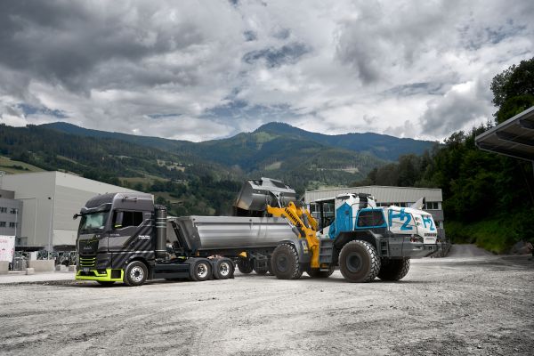 Premiere Wasserstoffradlader-Prototyp L 566H mit MAN Wasserstoff LKW im Juni 2024, beide Fahrzeuge mit Wasserstoffmotoren angetrieben.