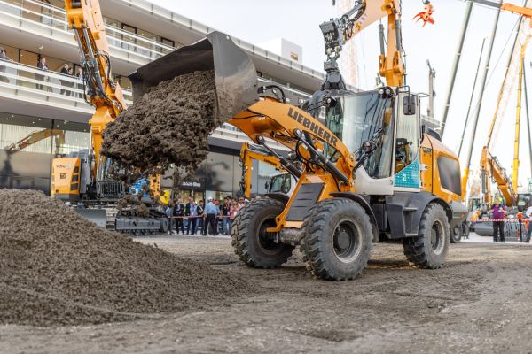 Präsentation Radlader-Demonstrator L 507 Fuel Cell mit Wasserstoff-Brennstoffzelle auf der Bauma im Oktober 2022.