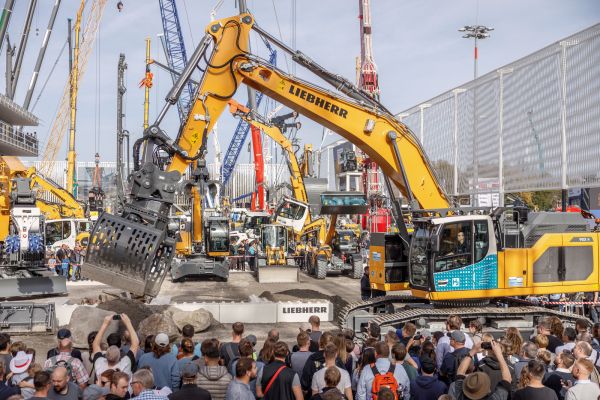 Vorstellung Raupenbagger-Demonstrator R 9XXH mit Wasserstoffmotor auf der Bauma im Oktober 2022.