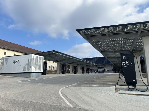 PV Carport mit E-Ladestellen und Energiespeicher: 
•	176kW/597kWh Outdoorspeicher von neoom
•	11 Stk 300 kW Ladesäulen