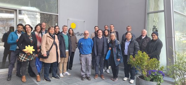 Die IEA-PVPS Task 1 Expert Gruppe beim technical visit vor dem Geböude der Nor Sun Waferfabrik in Ardalstangen/Norwegen. Aufgrund der starken chinesischen Konkurrenz bei  der PV-Waferfertigung musste dieses Wer 2023 stillgelegt werden; im Zuge des europäischen Net zero Industry Act sollte eine Wiederaufnahme der Produktion möglich werden.