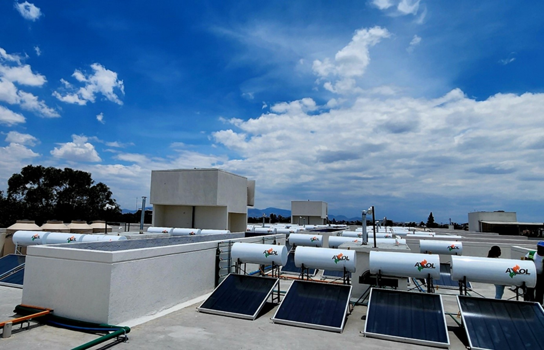 Solaranlage auf dem Gelände eines Industriegebäudes