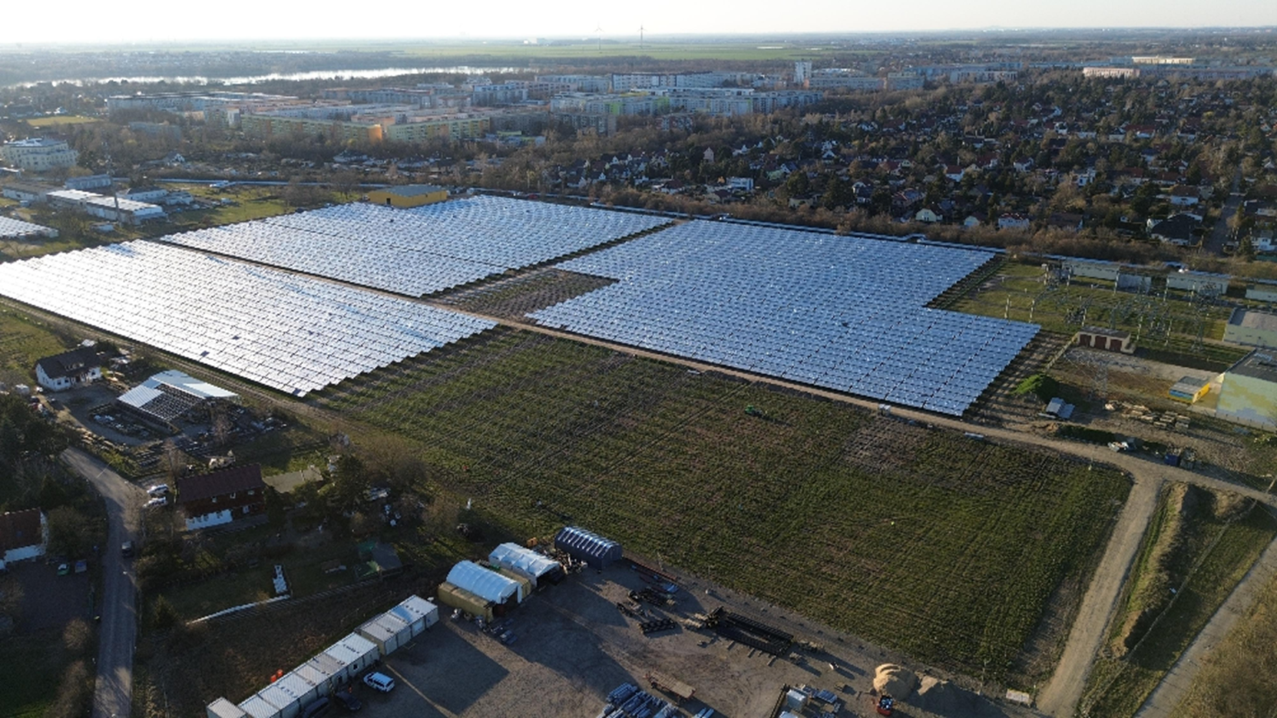 Solarpaneele auf einem Feld