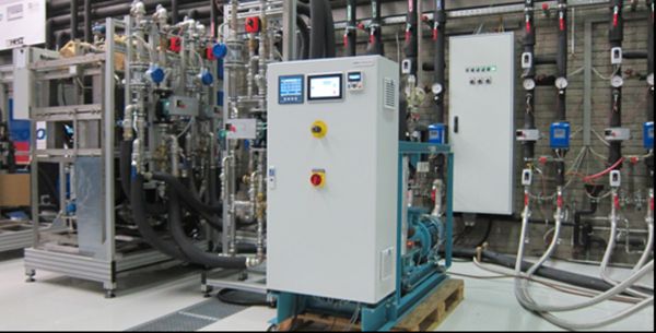 Im Rahmen des SolarHybrid-Projekts wurden Funktionsmodelle für eine Ammoniak/Wasser-Absorptionskältemaschine mit Einfach-/Halbeffekt (SE/HE) auf Basis des früheren DAKtris-Projekts angepasst und eine neue NH3-Kompressionskältemaschine gebaut.