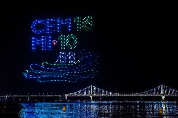 Brücke über Fluss, über der der Schriftzug CEM16 MI10 steht