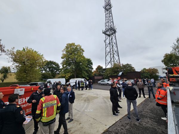 Rund 50 Expert:innen aus Forschung, Industrie, Einsatzorganisationen und von Behörden können sich im Rahmen des Workshops „Elektromobilität und Brandschutz“ an der Feuerwehrschule in Linz austauschen. Veranstalter war die Fa. IRIS – Industrial Risk and Safety Solutions, welche gefördert durch das BMIMI und FFG die Möglichkeit schuf unterschiedliche Blickwinkel kennen zu lernen und mit Experten aus verschiedenen Bereichen in Diskussion zu treten.