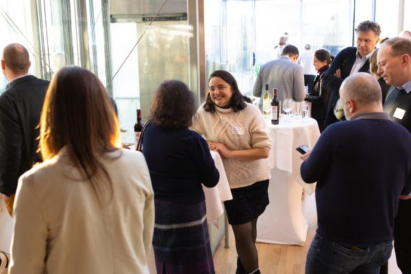 Personen an Stehtischen beim Networking