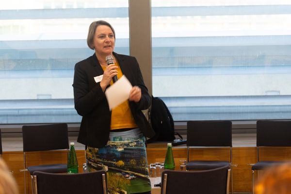 Vortragende spricht in eine Mikrofon